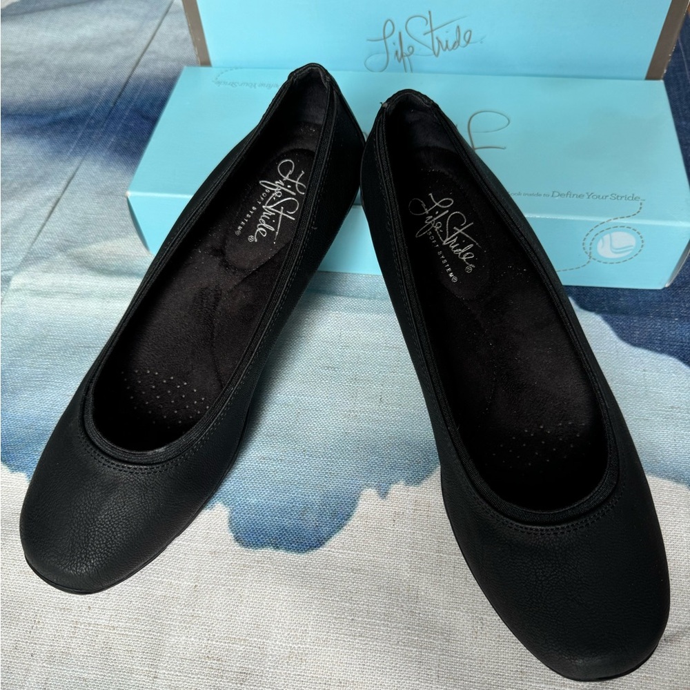 Life Stride semi-flats. Sensible, no grief for your feet! Black, Size 8.